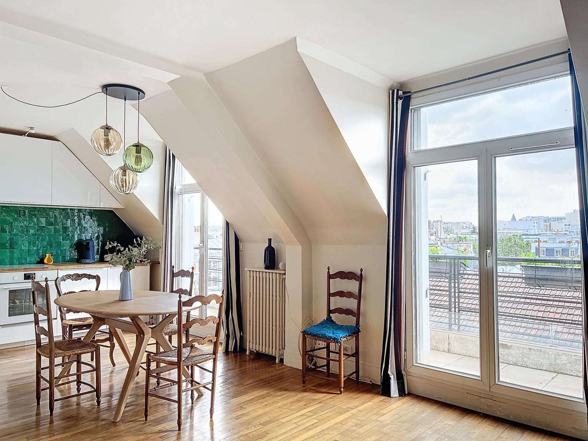 Appartement Balcony With View Of Montmartre Paris